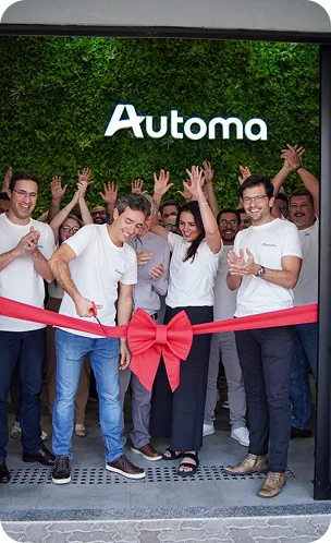 Colaboradora da Automa apontando para a logo na camiseta