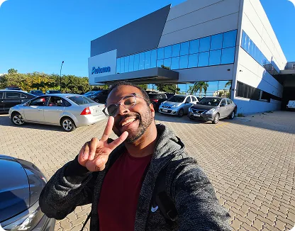Colaborador da Automa no estacionamento da sede da empresa