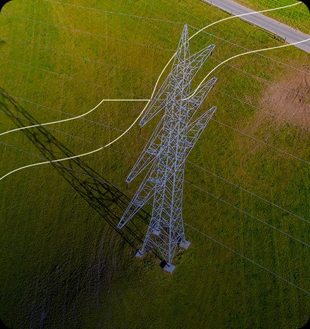 Torre de transmissão de energia vista do alto, em uma área rural