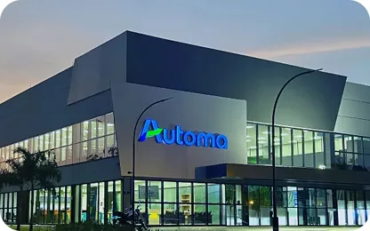 Sede da Automa ao entardecer, com o letreiro iluminado na fachada